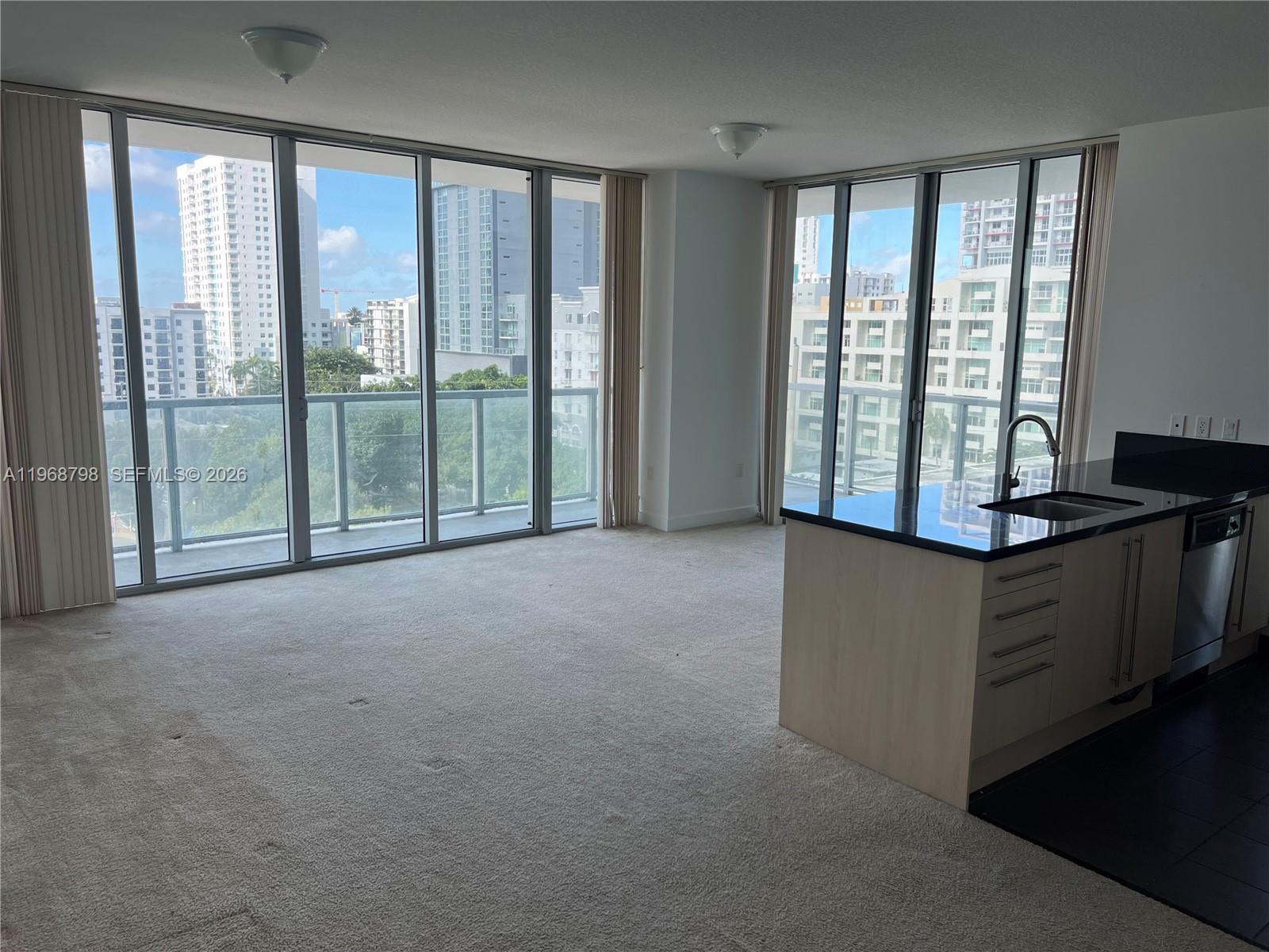 Corner unit overlooking the swimming pool. Great building with great amenities in a great location walking distance
to everything, including metro mover and metro rail.