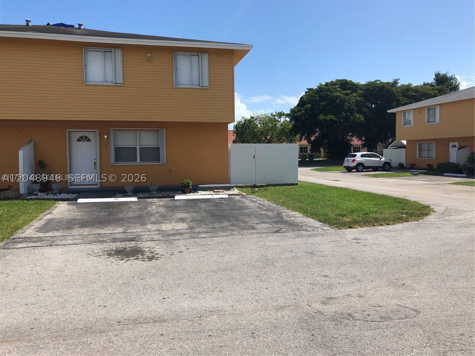 This beautiful corner condo is impeccably maintained. It offers three bedrooms, one and a half bathrooms—one upstairs and one downstairs. Currently rented by excellent tenants (please do not disturb), and the Hoa only $190 monthly , quite low, covering exterior insurance. Viewings by appointment only.