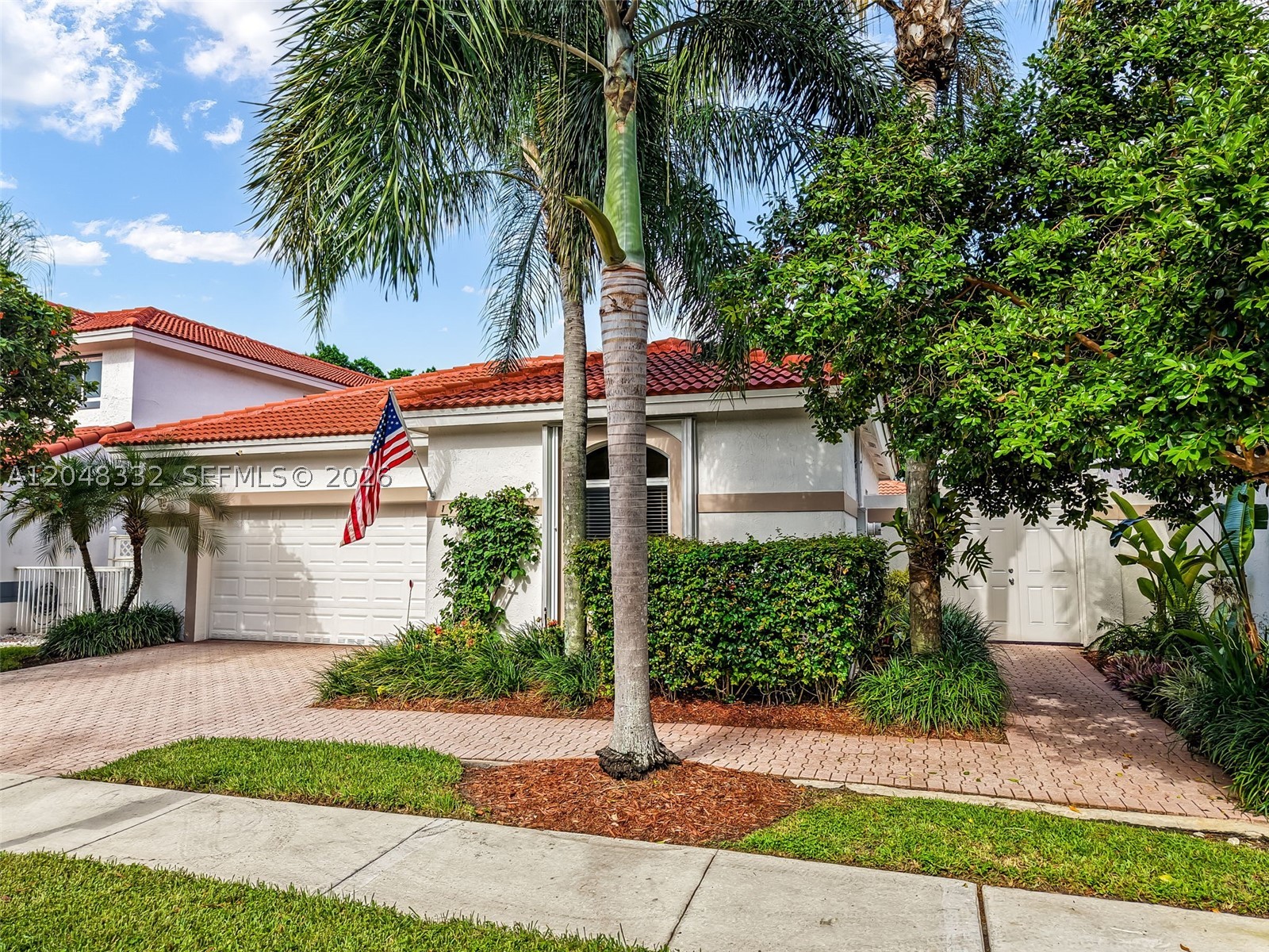 HOLLYWOOD LAKES COUNTRY C - Residential