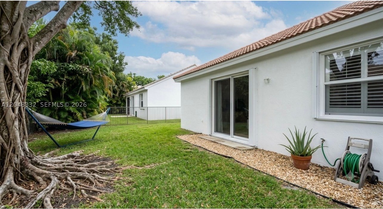 HOLLYWOOD LAKES COUNTRY C - Residential