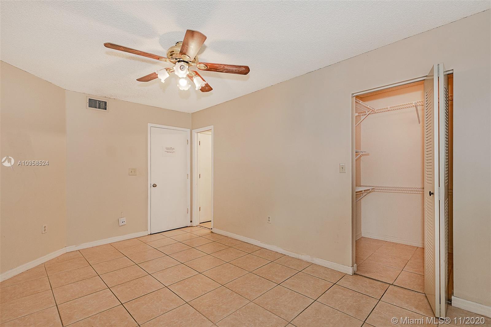 LAKEVIEW AT HAMMOCKS COND - Residential