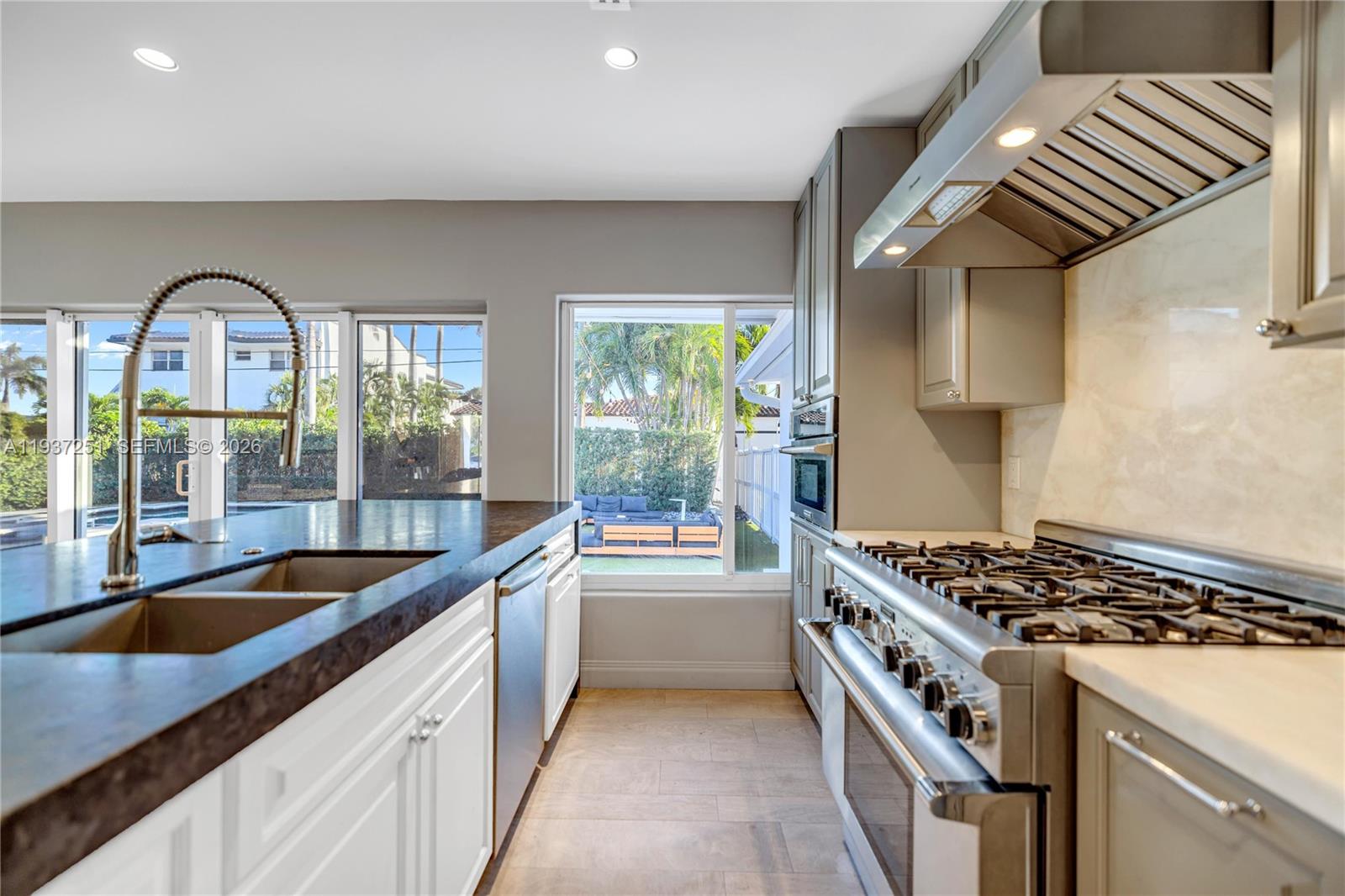 HOLLYWOOD LAKES SECTION - Residential