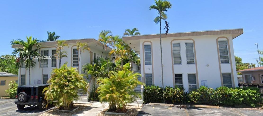 This inviting and well-lit first-floor unit features one bedroom and one bathroom and includes the convenience of an on-site laundry room. Its central location places you just a short 10-minute drive away from a variety of dining options, shopping destinations, and more. With excellent management in place, this property offers both comfort and convenience. Don't miss out on this fantastic opportunity!