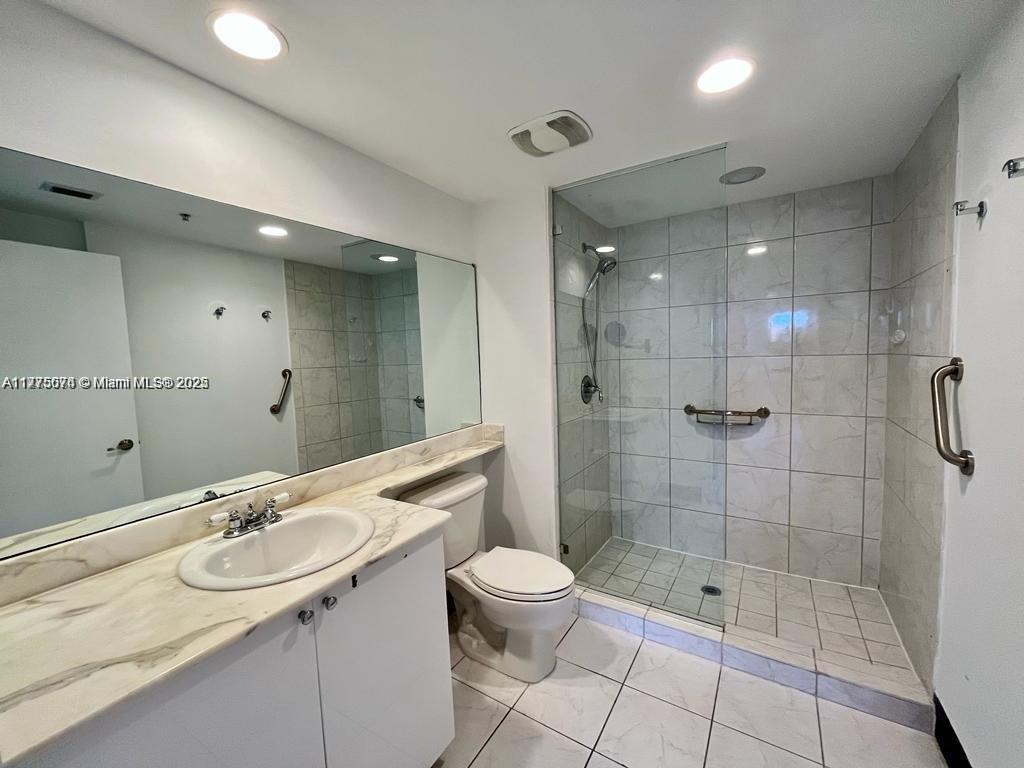 VENTURE AT AVENTURA WEST - Residential