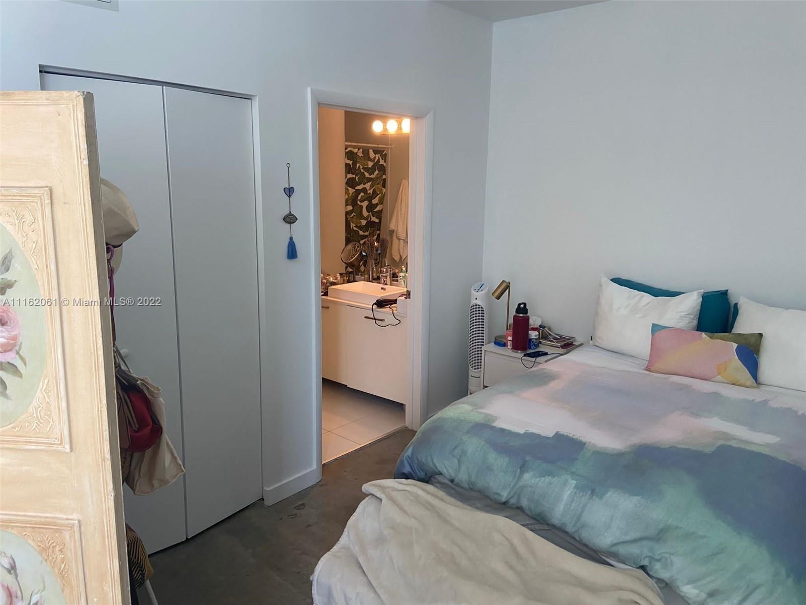 Spectacular studio that can be converted into a one bedroom in downtown Miami. Polished concrete floors, Italian cabinetry, stainless steel appliances. Impressive view over the
city. Roof top-level pool, gym, concierge 24/7, security, and valet parking. Located in the vicinity of the Brickell financial district and the Florida Grand Opera and City Ballet. Short
term rentals allowed. Tenant occupied until 5/8/2025.