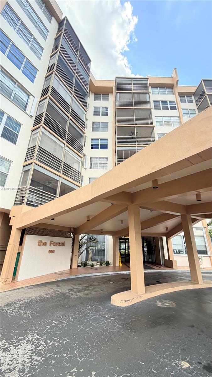 Resort Style Community with lots of amenities located in the heart of Pembroke Pines and surrounded by Pembroke Lakes Golf Course. All shops nearby as well as medical facilities and highways. Park Place is a community +55. One occupant at least +55 years old,