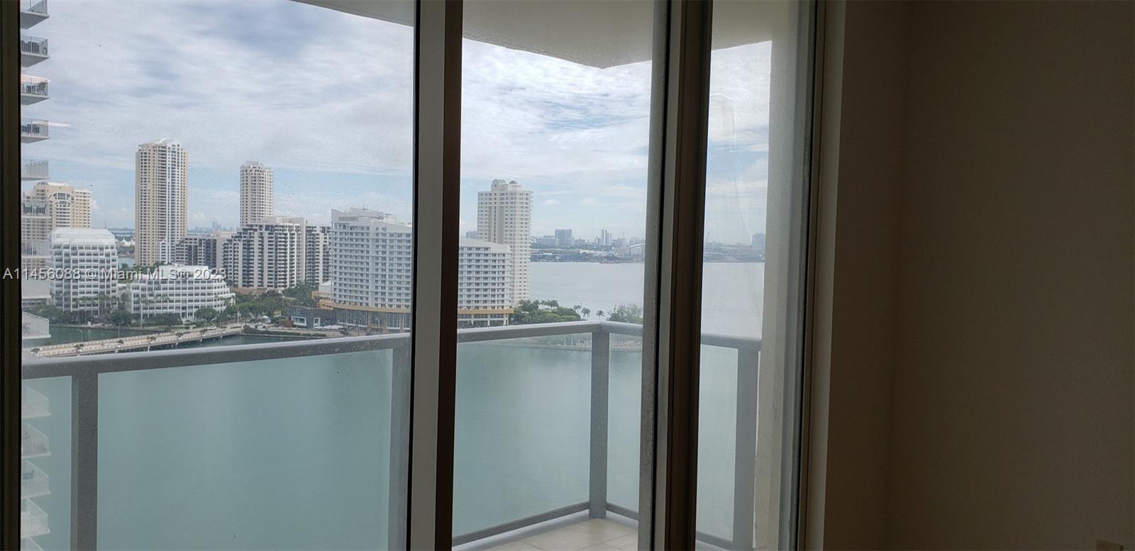 1 Bed unfurnished, Biscayne Bay and Ocean view and City views. The rent includes basic cable & internet service and water. The Mark on Brickell Condominium offers a swimming pool, tennis court, racquetball, gym & spa, 24-hour Front desk & security, social room, Café Store on the second floor, restaurant on the ground floor, walk distance to 7-11 store, CVS Pharmacy and The Mark is centrally located on a walking distance to restaurants, metro rail, Miami Downtown, and the new Brickell City Center.
