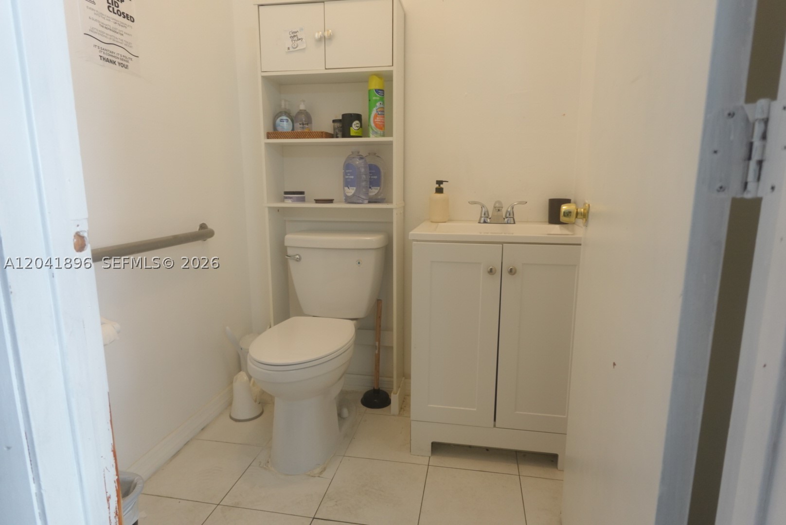 Main image without alt text