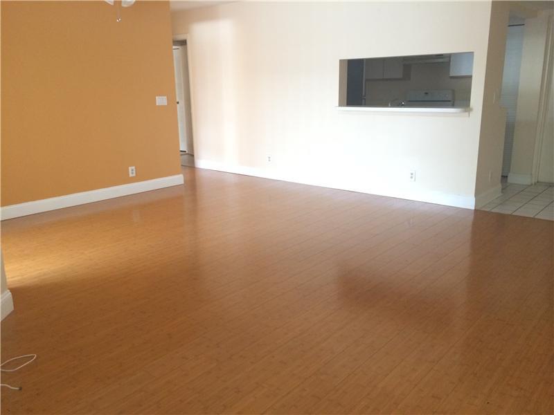 1/1 spacious unit in the corner of the community of Citation Way. Very quite & peaceful complex. Unit has a light brown laminate install room & dinning room space.