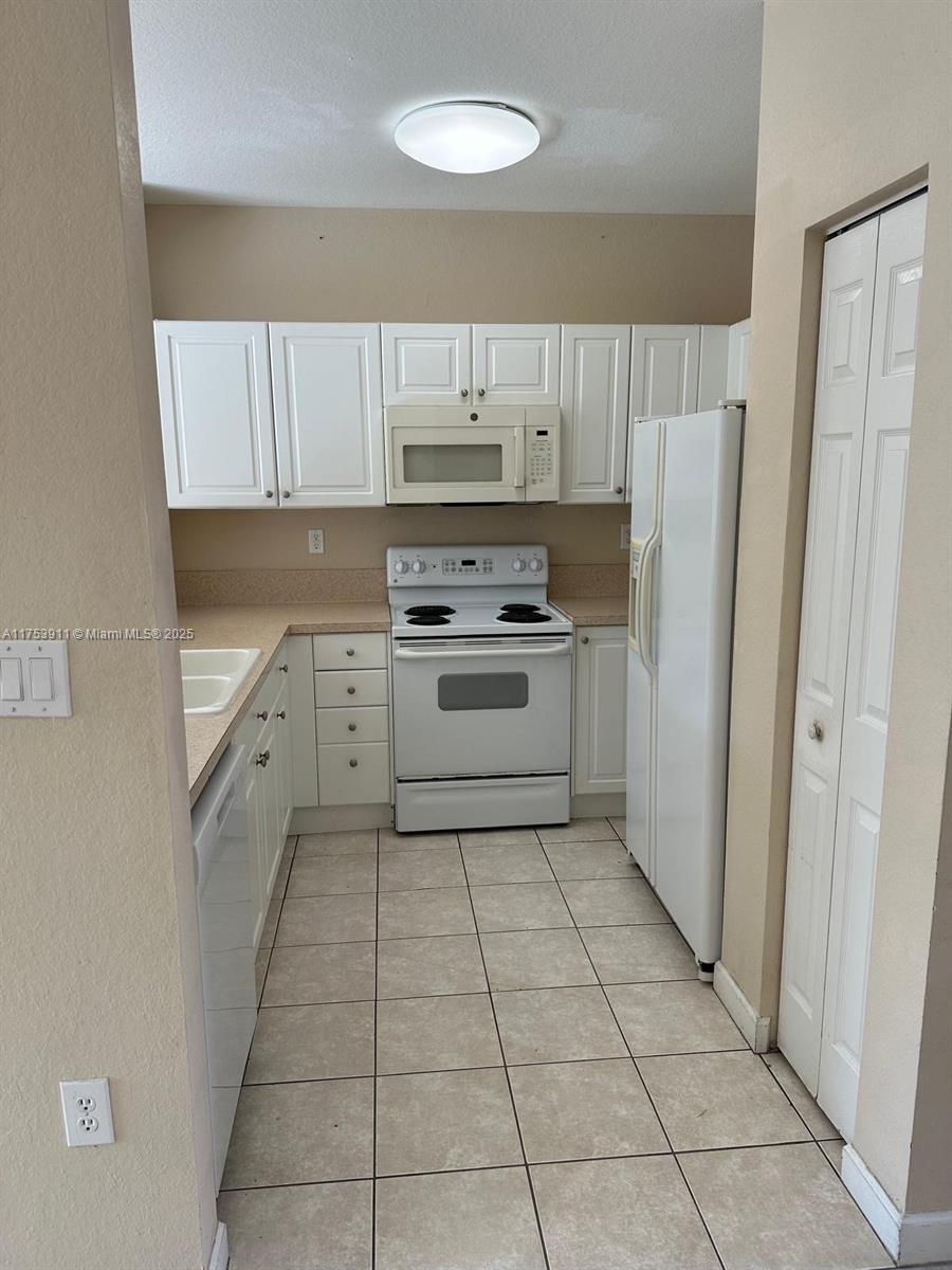 VILLAS AT CARMEL CONDO NO - Residential Lease