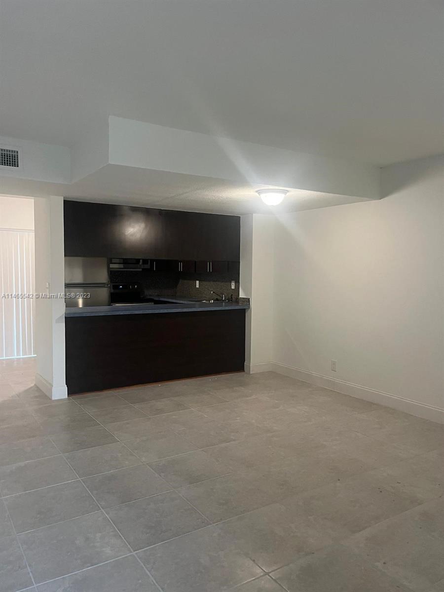TOWN & COUNTRY CONDO PHAS - Residential Lease