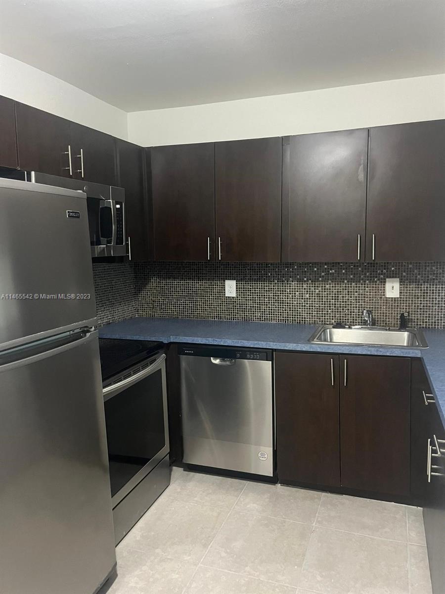TOWN & COUNTRY CONDO PHAS - Residential Lease