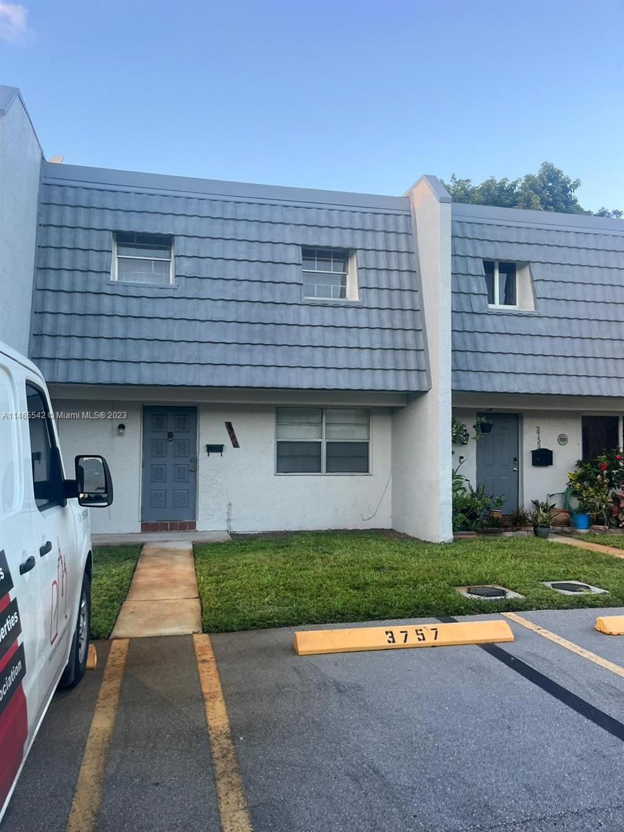 TOWN AND COUNTRY COMMUNITY. TOWNHOUSE FEATURES TWO STORIES, 3 BEDROOM /1.5 BATHROOM, CERAMIC TILES. CLOSE TO SHOPPING, PUBLIC TRANSPORTATION AND MORE. 2 PARKINGS ASSIGNED, EASY TO SHOW.
