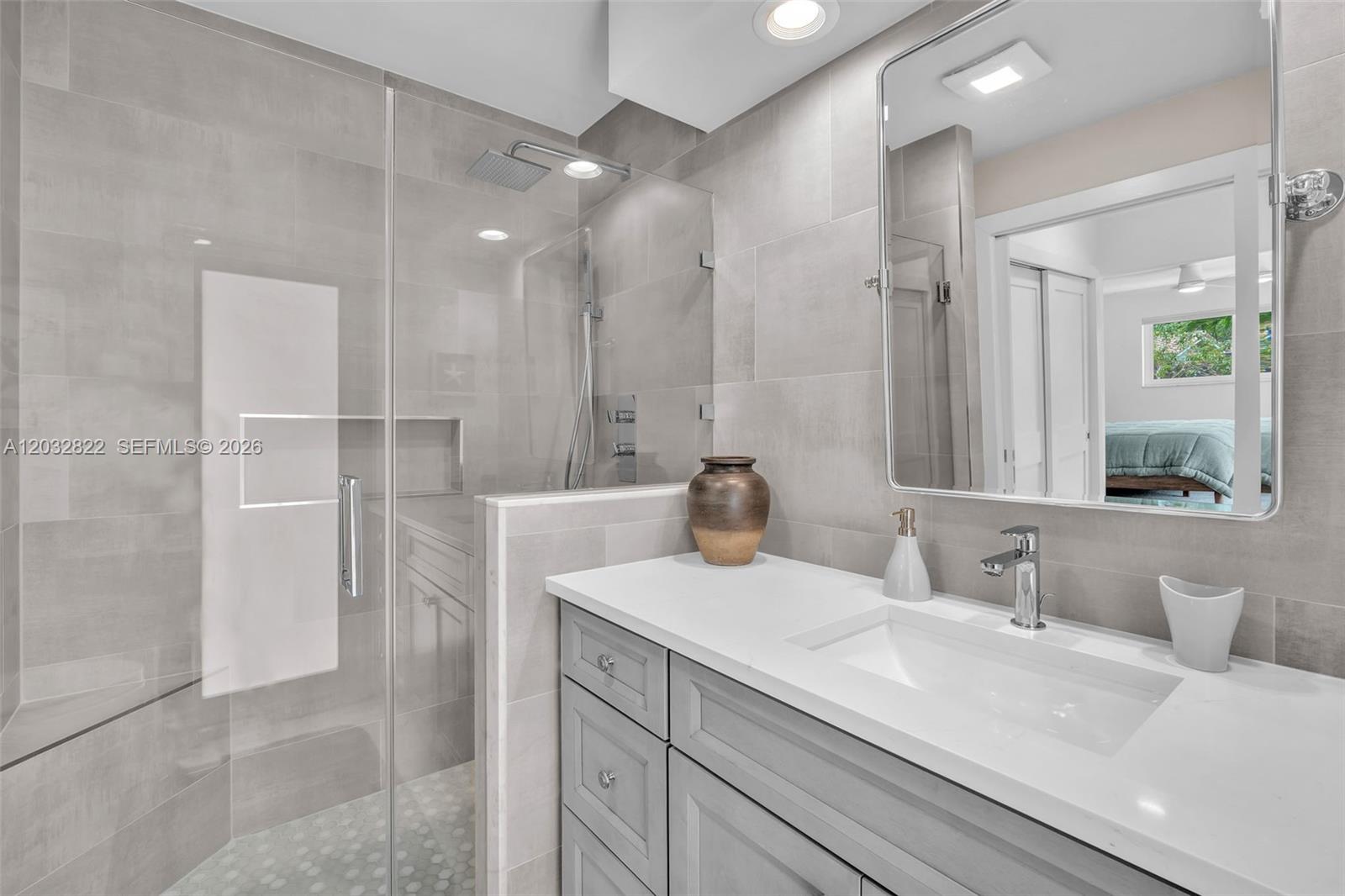 IMPERIAL POINT 2 SEC - Residential