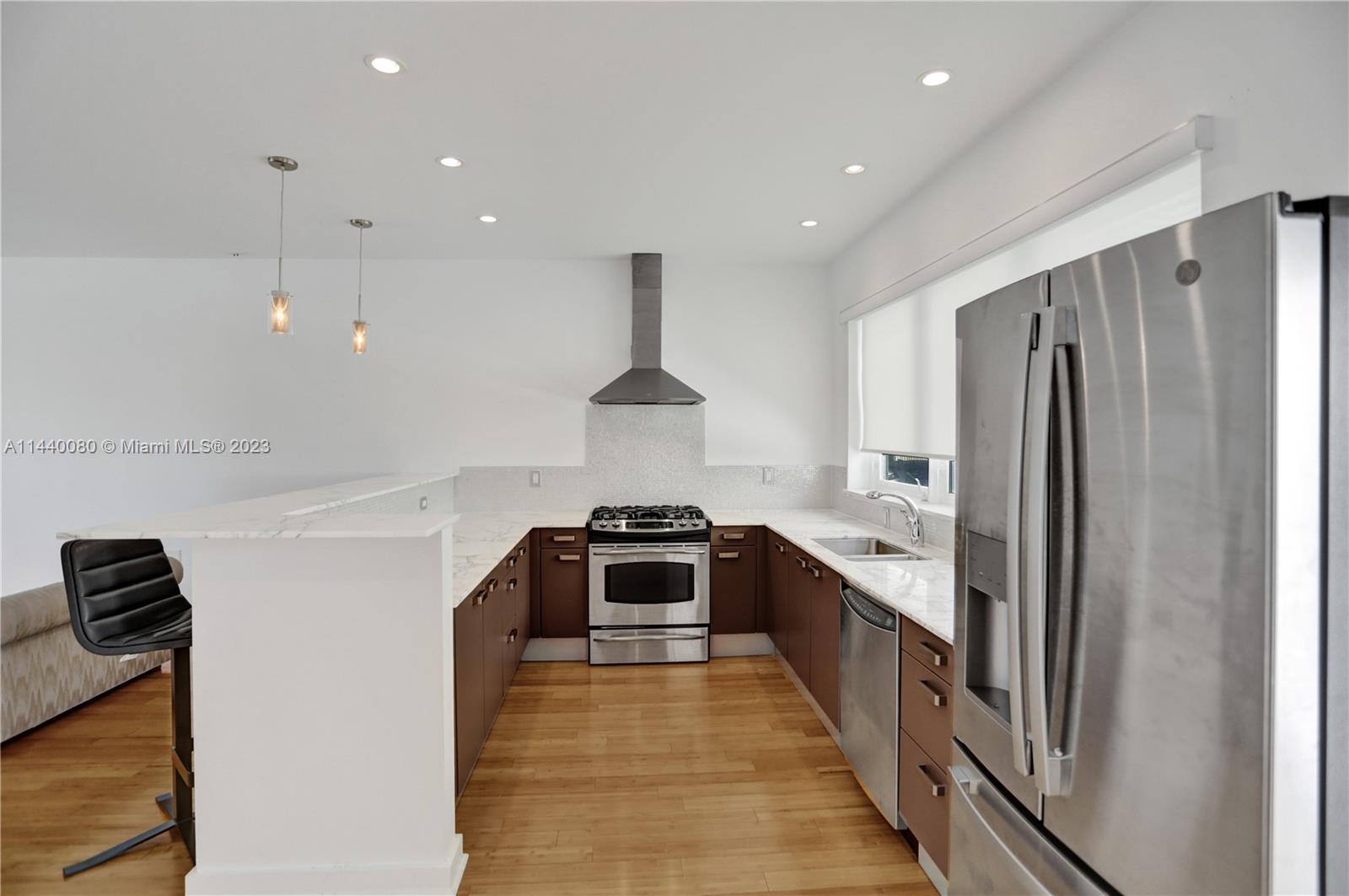 THE ESQUIRE HOUSE OF M B - Residential