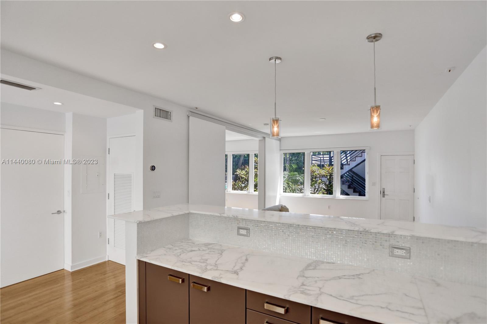 THE ESQUIRE HOUSE OF M B - Residential