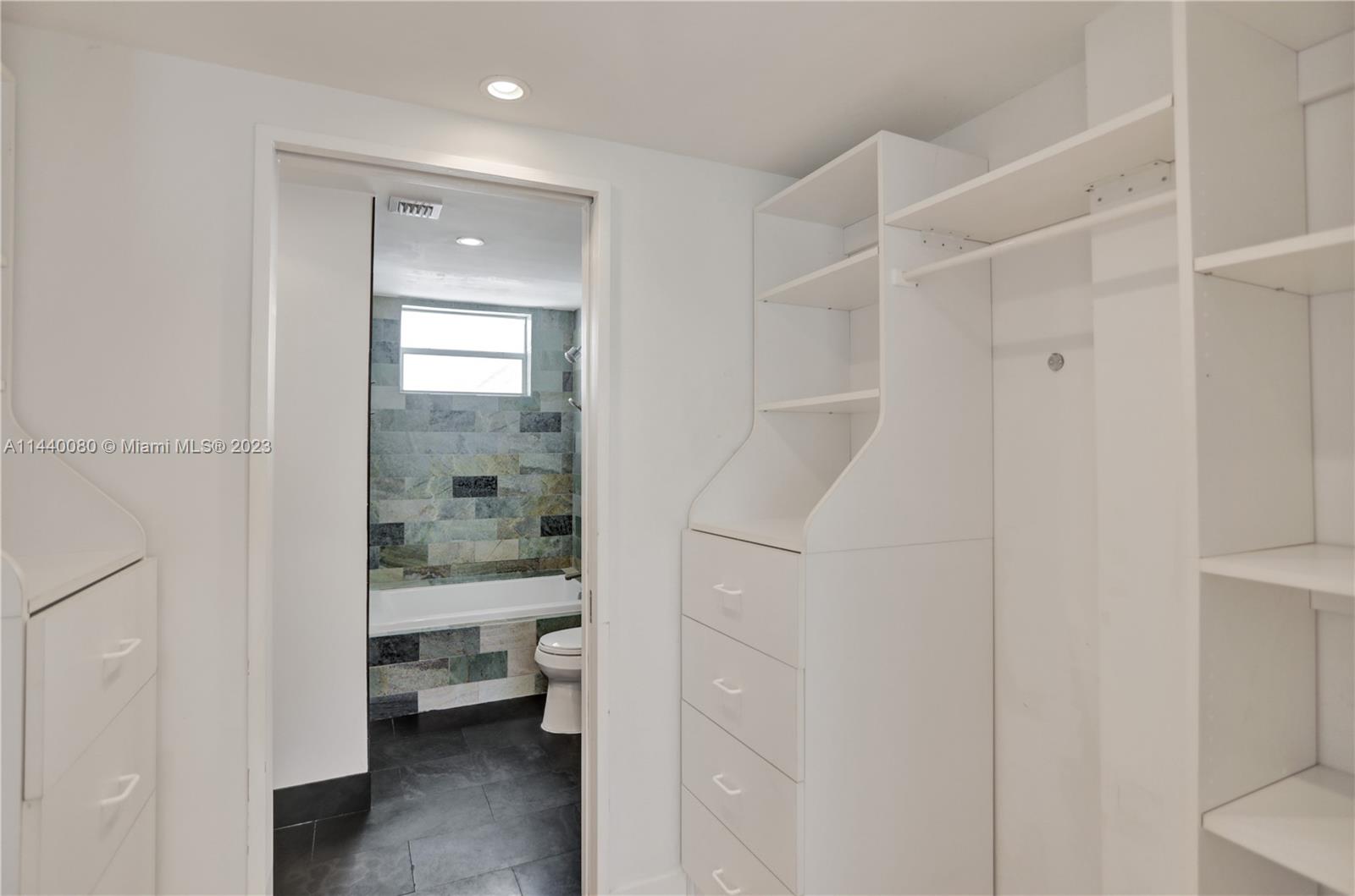 THE ESQUIRE HOUSE OF M B - Residential