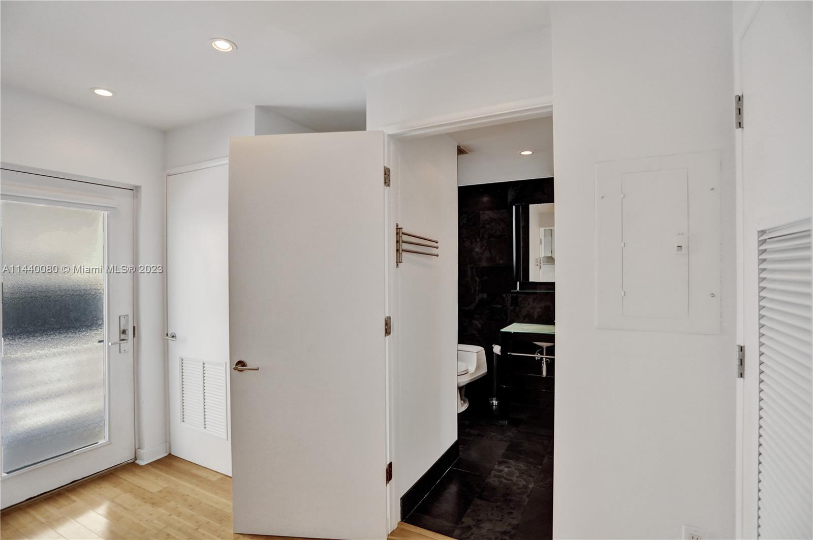 THE ESQUIRE HOUSE OF M B - Residential