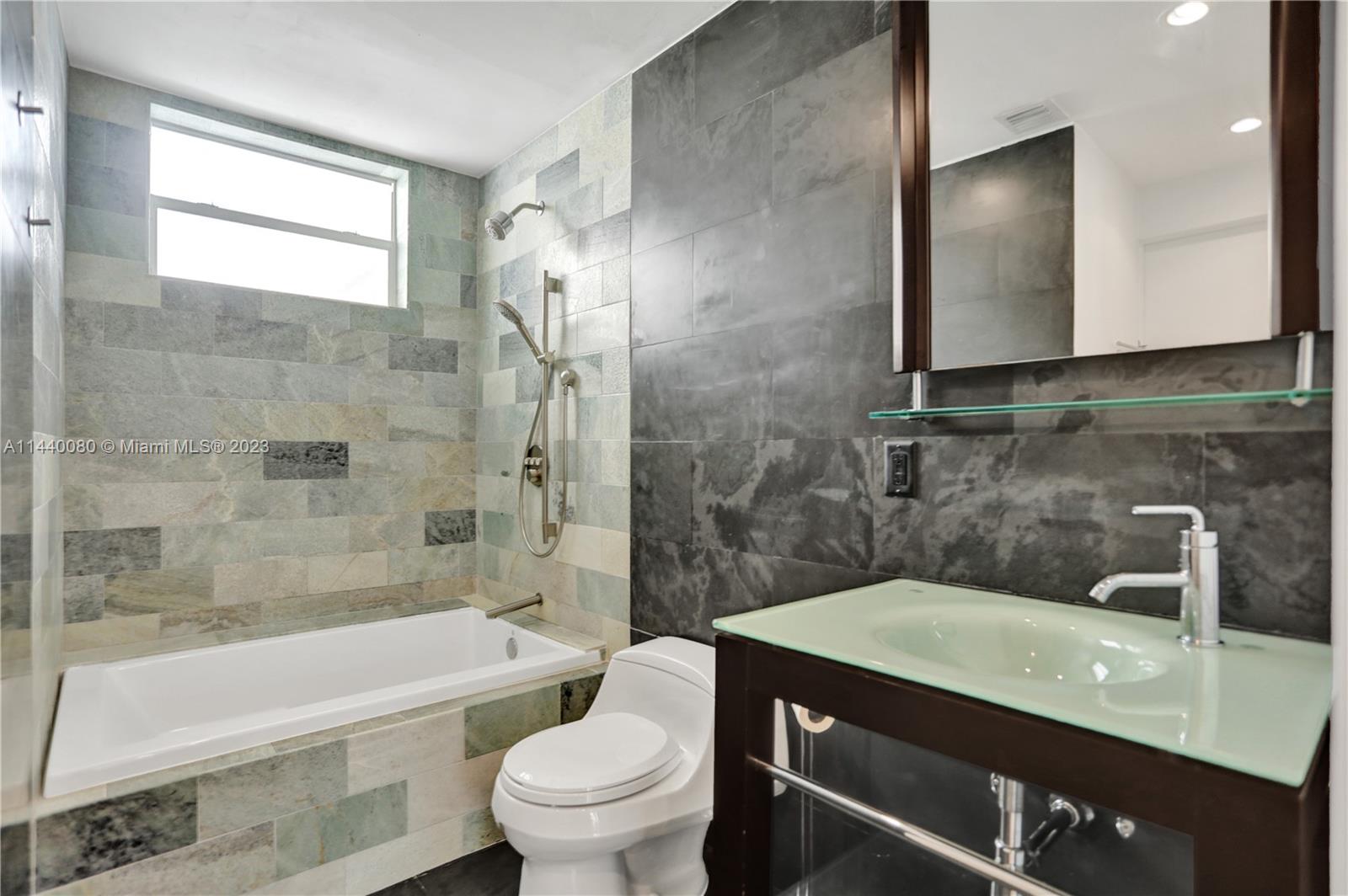 THE ESQUIRE HOUSE OF M B - Residential