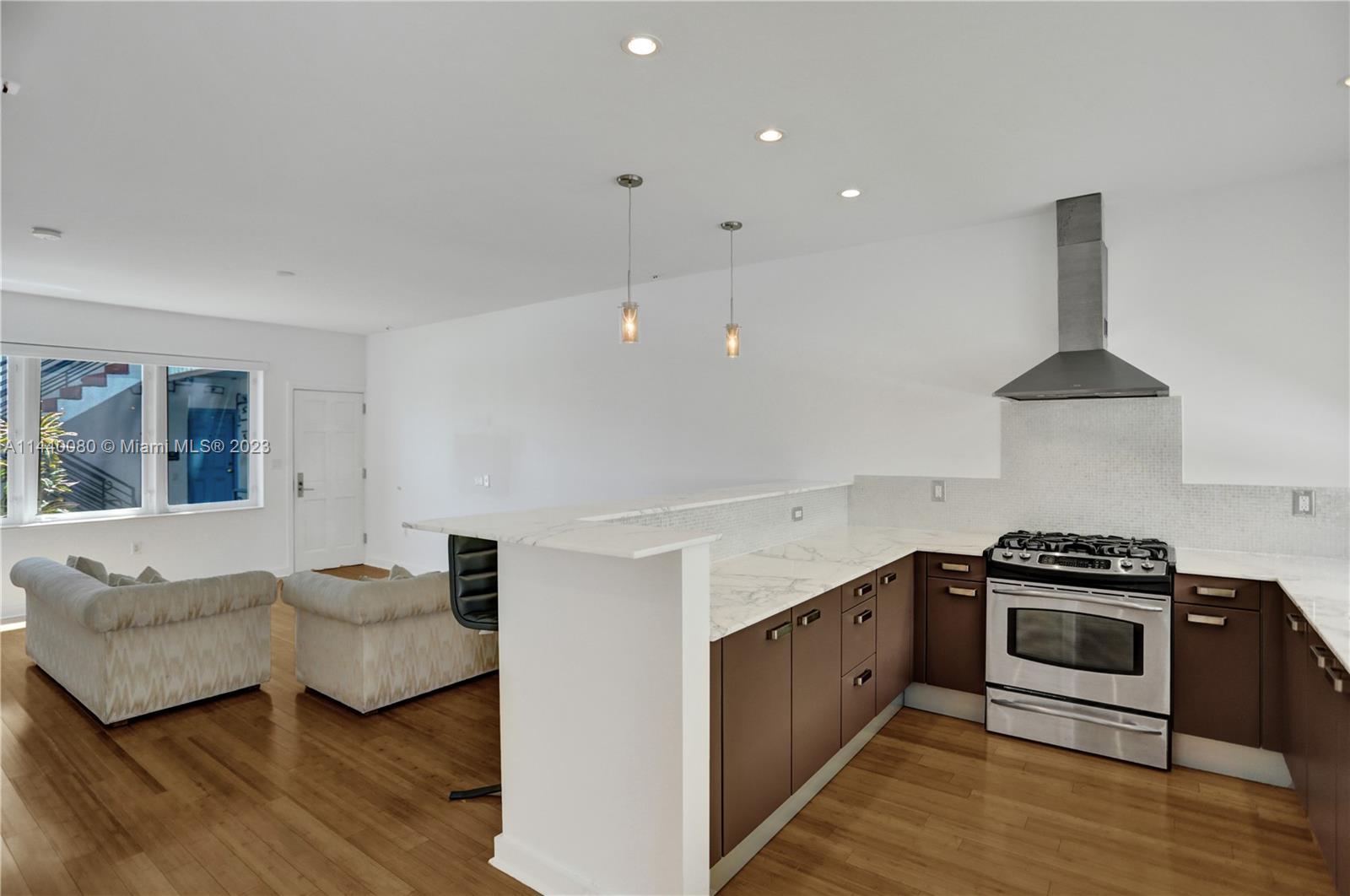 THE ESQUIRE HOUSE OF M B - Residential