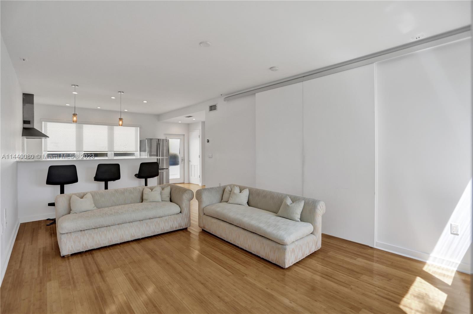 THE ESQUIRE HOUSE OF M B - Residential