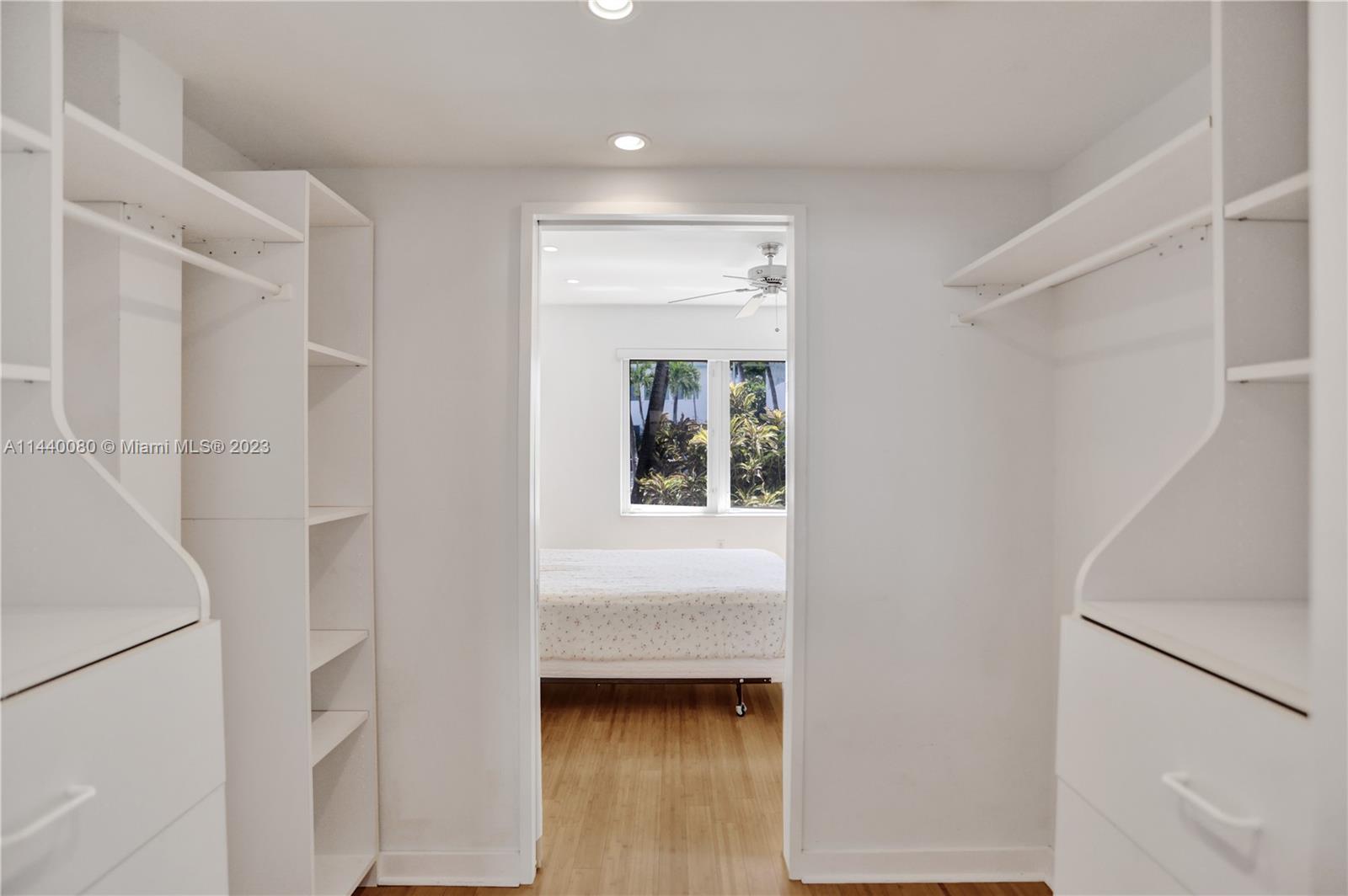 THE ESQUIRE HOUSE OF M B - Residential