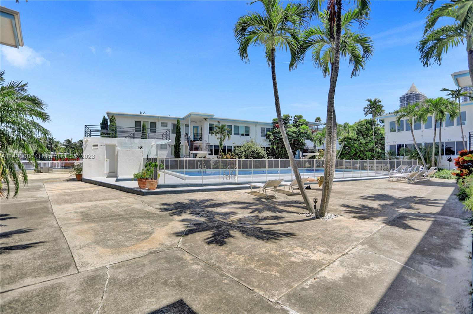 THE ESQUIRE HOUSE OF M B - Residential