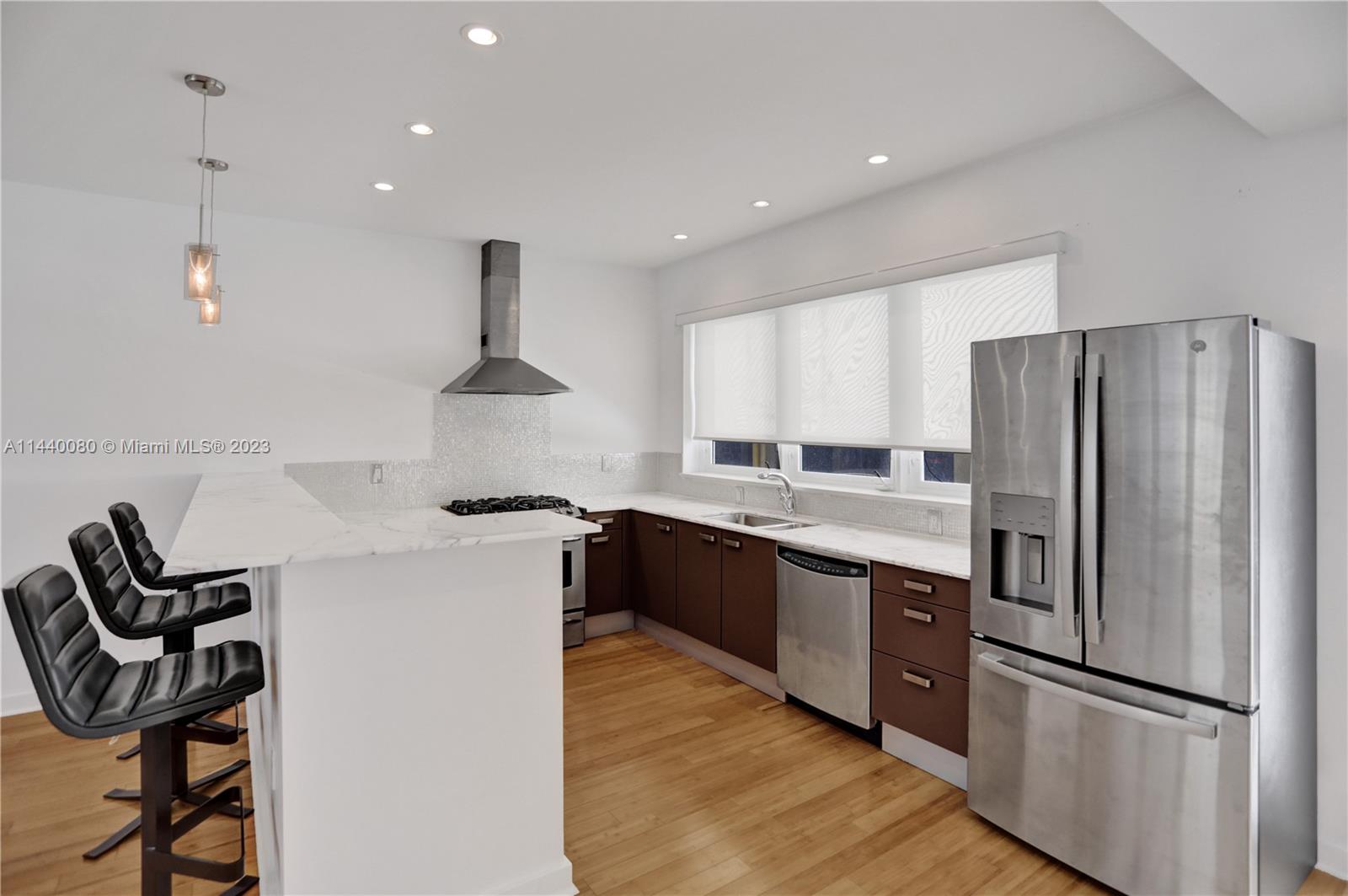 THE ESQUIRE HOUSE OF M B - Residential