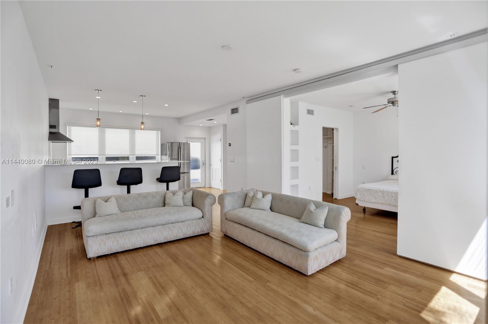 THE ESQUIRE HOUSE OF M B - Residential