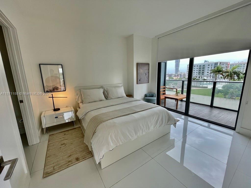 HYDE MIDTOWN - Residential