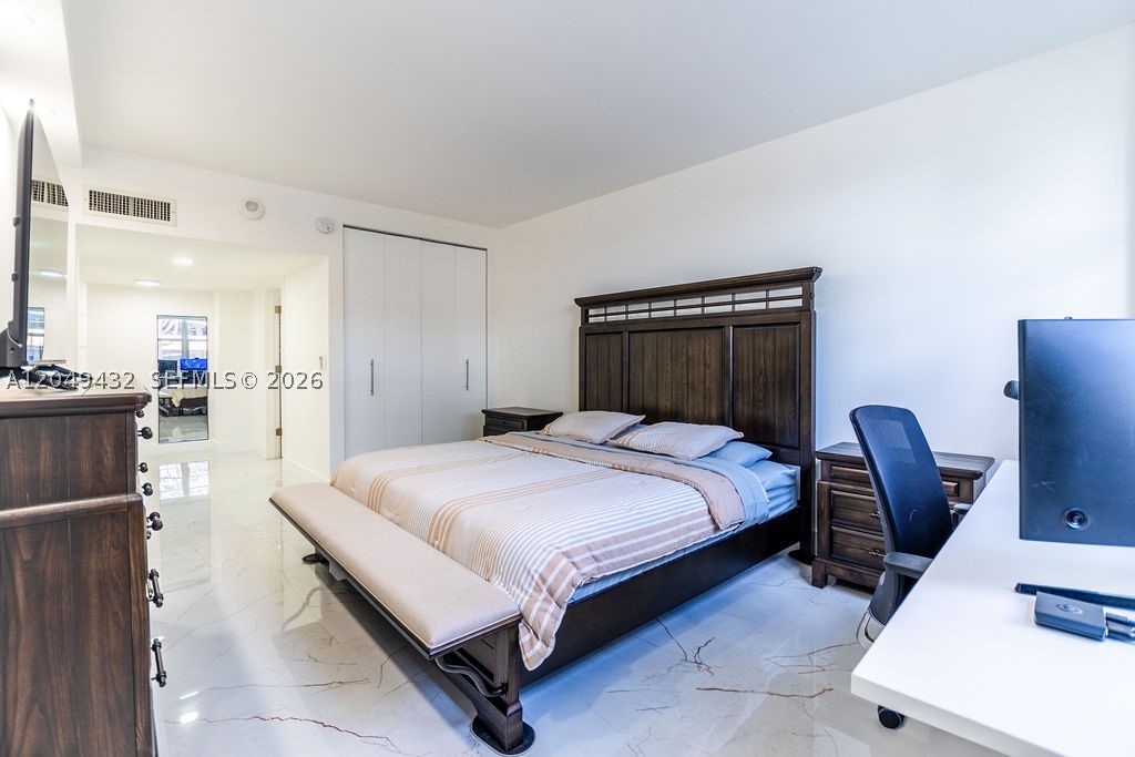 WINSTON TOWERS 500 CONDO - Residential
