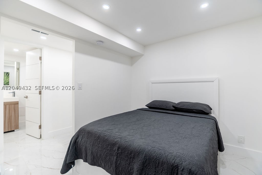 WINSTON TOWERS 500 CONDO - Residential