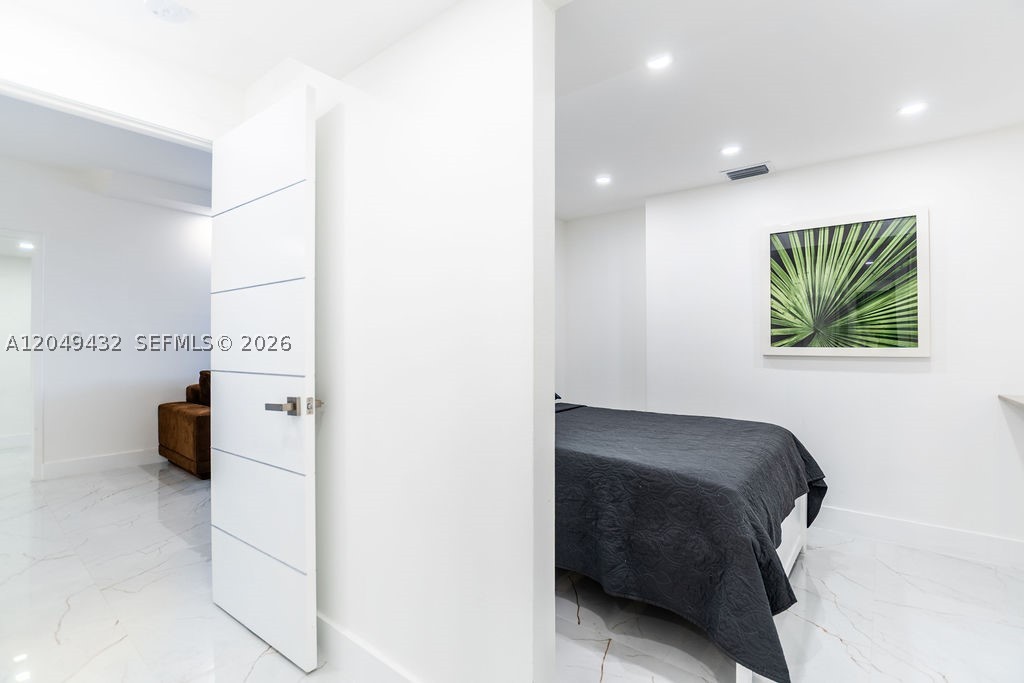 WINSTON TOWERS 500 CONDO - Residential