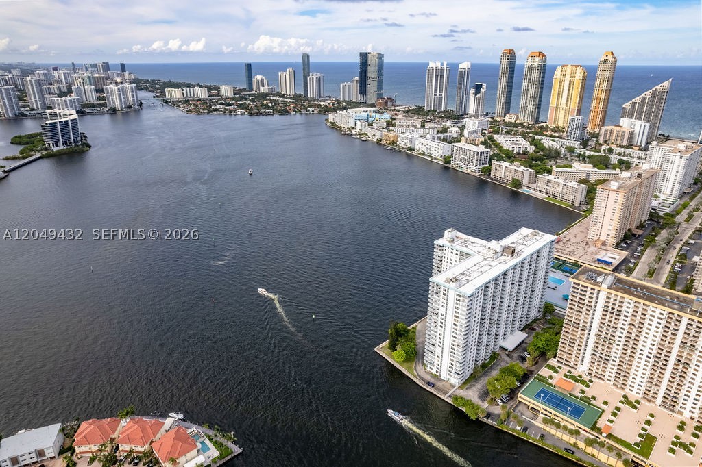 WINSTON TOWERS 500 CONDO - Residential