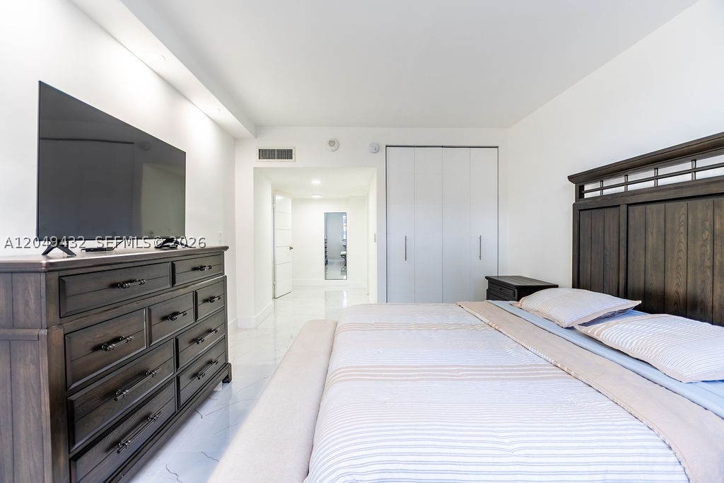 WINSTON TOWERS 500 CONDO - Residential