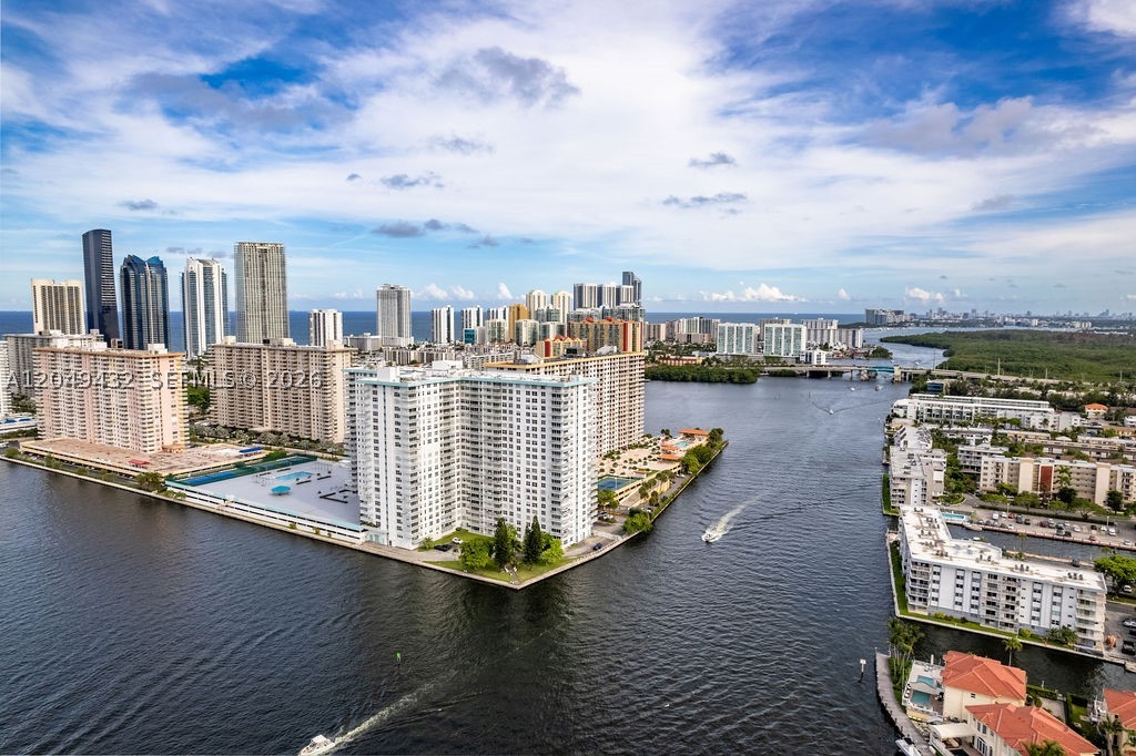 WINSTON TOWERS 500 CONDO - Residential