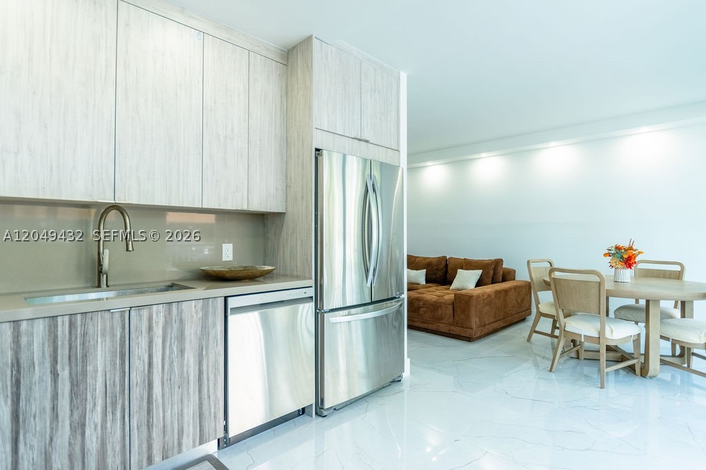 WINSTON TOWERS 500 CONDO - Residential