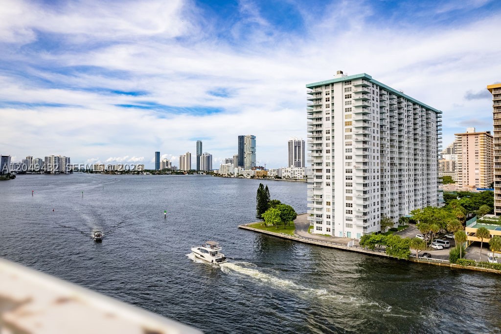 WINSTON TOWERS 500 CONDO - Residential