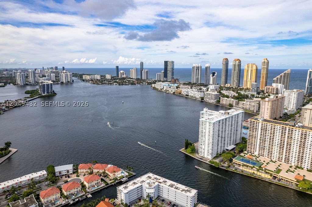 WINSTON TOWERS 500 CONDO - Residential