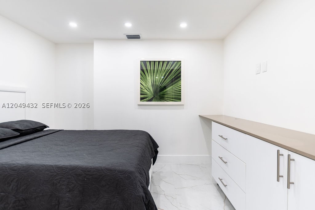 WINSTON TOWERS 500 CONDO - Residential