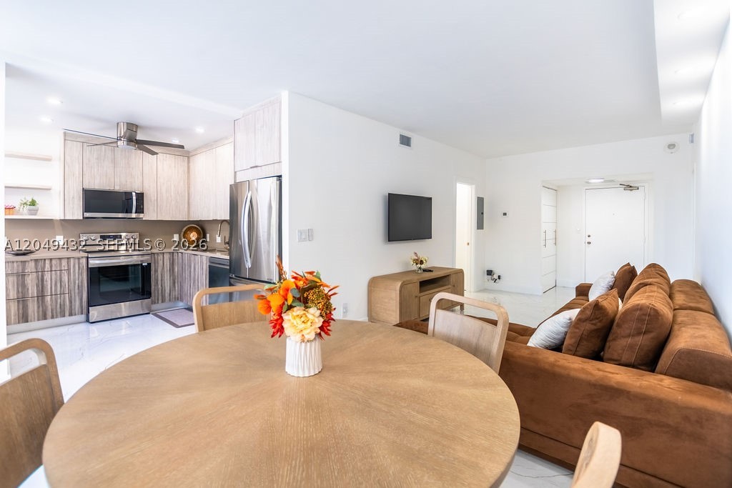 WINSTON TOWERS 500 CONDO - Residential