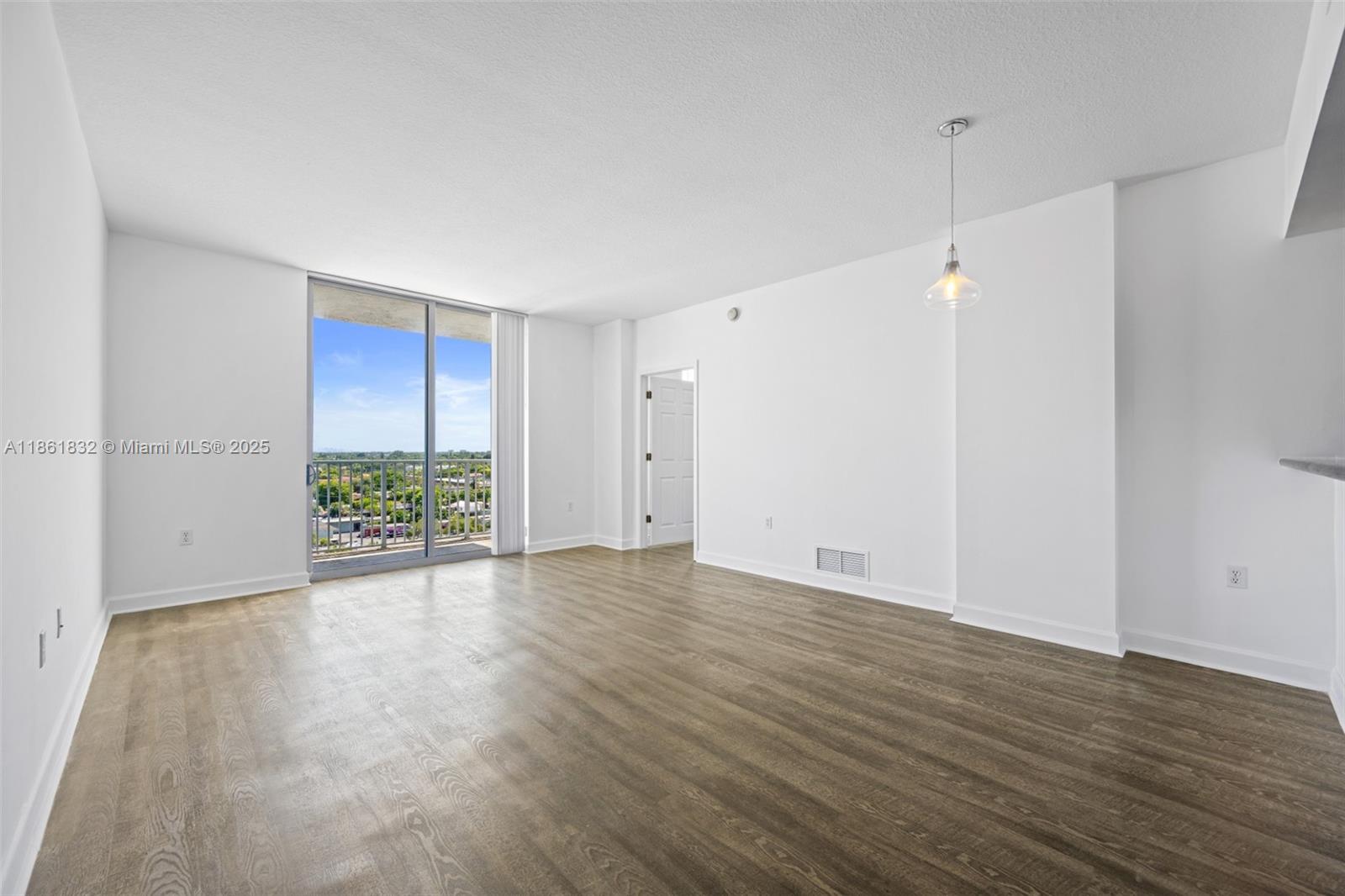 HOLLYWOOD STATION RES CON - Residential Lease
