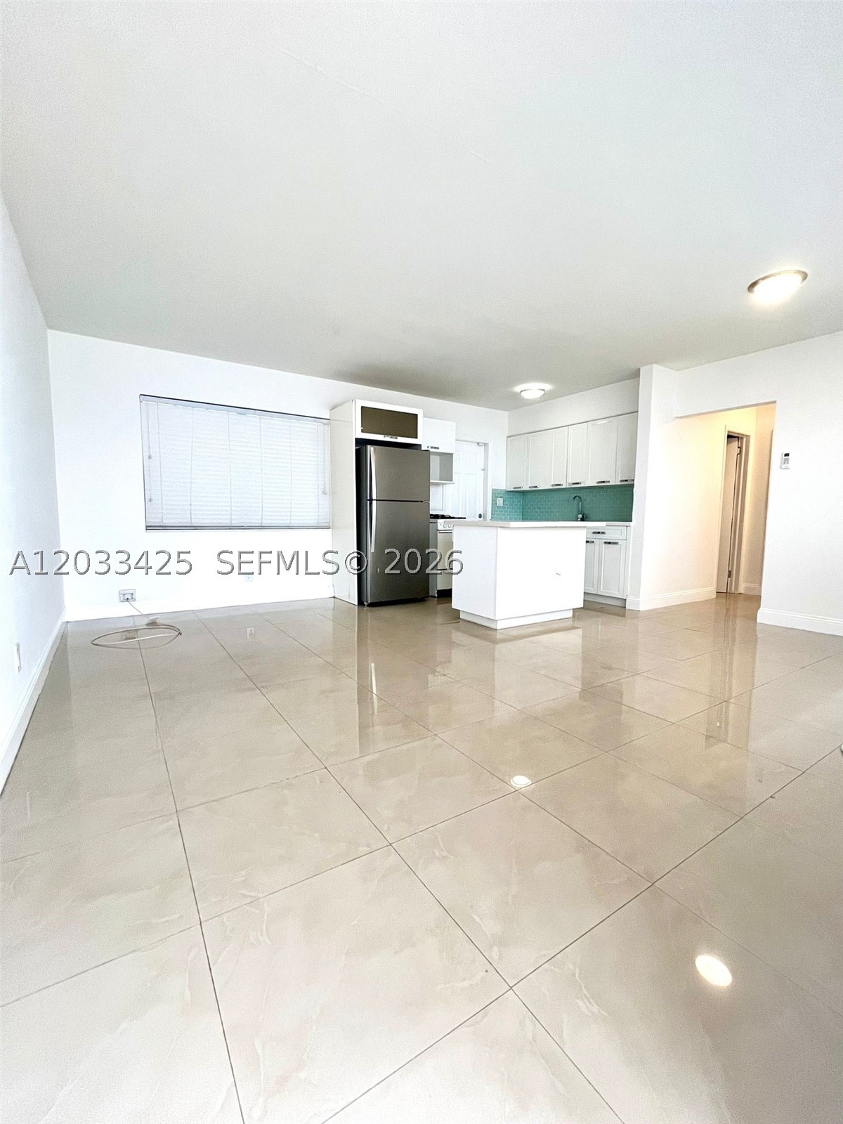 BEAUTIFUL AND MODERN REMODELED 1 BEDROOM IN ONE OF THE BEST AREAS IN SOUTH FLORIDA. EAST OF DIXIE AND WALKING DISTANCE TO ALL THE ACTION ON HOLLYWOOD CIRCLE. FEW MINUTES FROM THE BEACH. CLOSE TO ALL MAJOR ROADS AND ANYTHING YOU MAY NEED CENTRALLY LOCATED BETWEEN FT.LAUDERDALE, SOUTH BEACH AND DOWNTOWN MIAMI!! QUICK APPROVAL PROCESS.