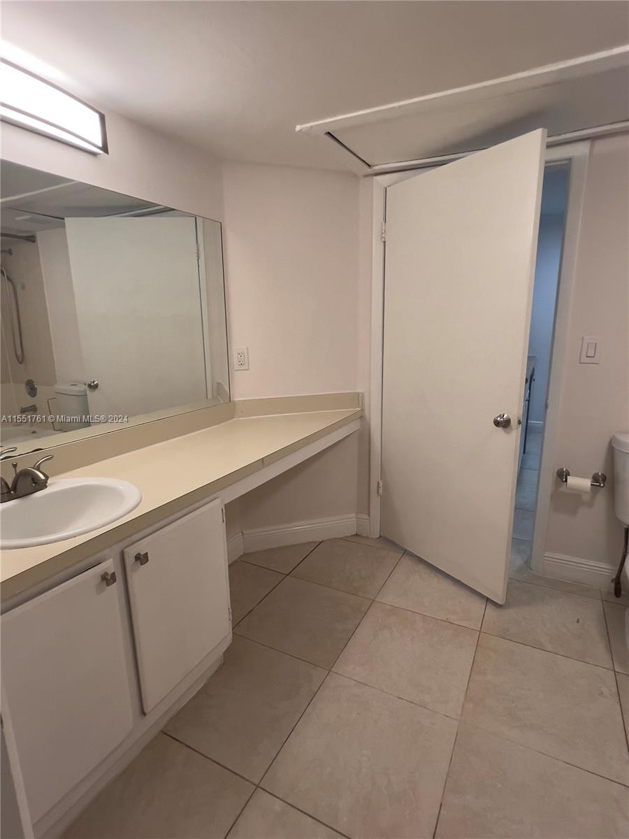 LAKEVIEW CLUB CONDO - Residential Lease