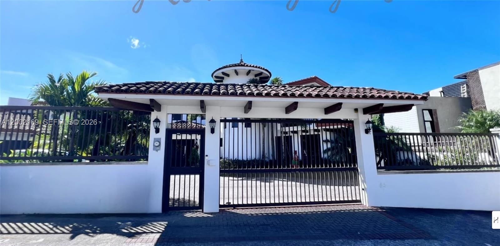 This  beautiful, detached, two-story residence boasts stunning mountain views and unforgettable sunsets. It includes an attached apartment, perfect for two families or for sharing with adult children, with natural light flooding the entire residence. The house was designed for enjoying its social areas, including a romantic balcony ideal for serenades.

It features a total of 6 bedrooms with ceiling fans (4 in the main house and 2 in the attached apartment). One of the bedrooms also serves as an office. There is a total of 8.5 bathrooms (6.5 in the main house and 2 in the attached apartment). This two-story residence boasts an indoor and outdoor foyer, a formal living and dining room, a family room, a kitchen, a breakfast nook, a beautiful swimming pool and a spacious terrace with a “Rancho”, a covered outdoor area, three bars (two in the main house and by the pool, and one in the attached apartment), two balconies, a laundry room, a maid's quarters, a two-car garage, and uncovered parking for 10 cars. Sensors and perimeter alarm for the house and telephone with PBX. Air conditioning (split unit) in the master bedroom and provision for the adjoining apartment. Jacuzzi in the master bedroom.