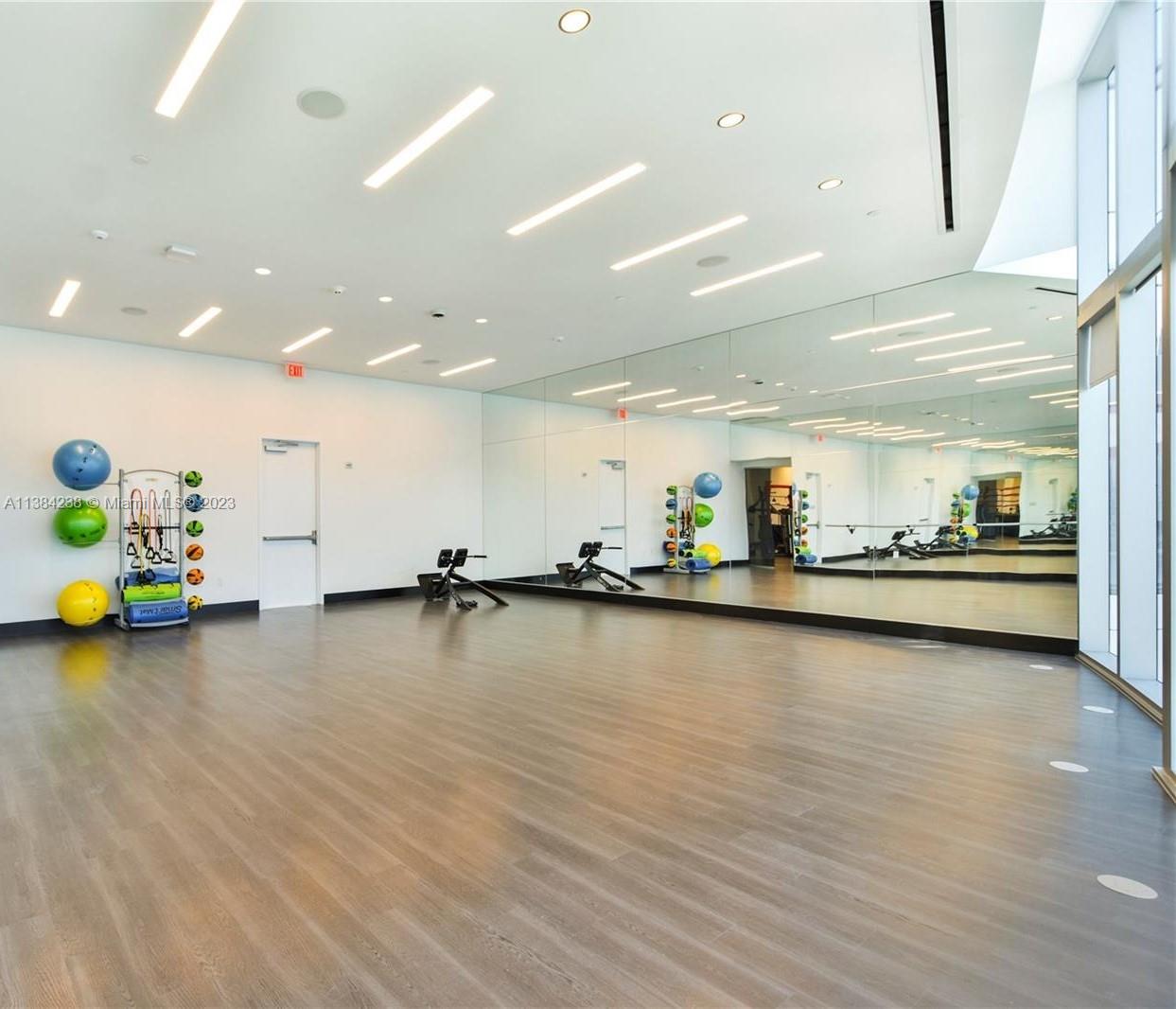 PARAMOUNT MIAMI WORLDCENT - Residential Lease
