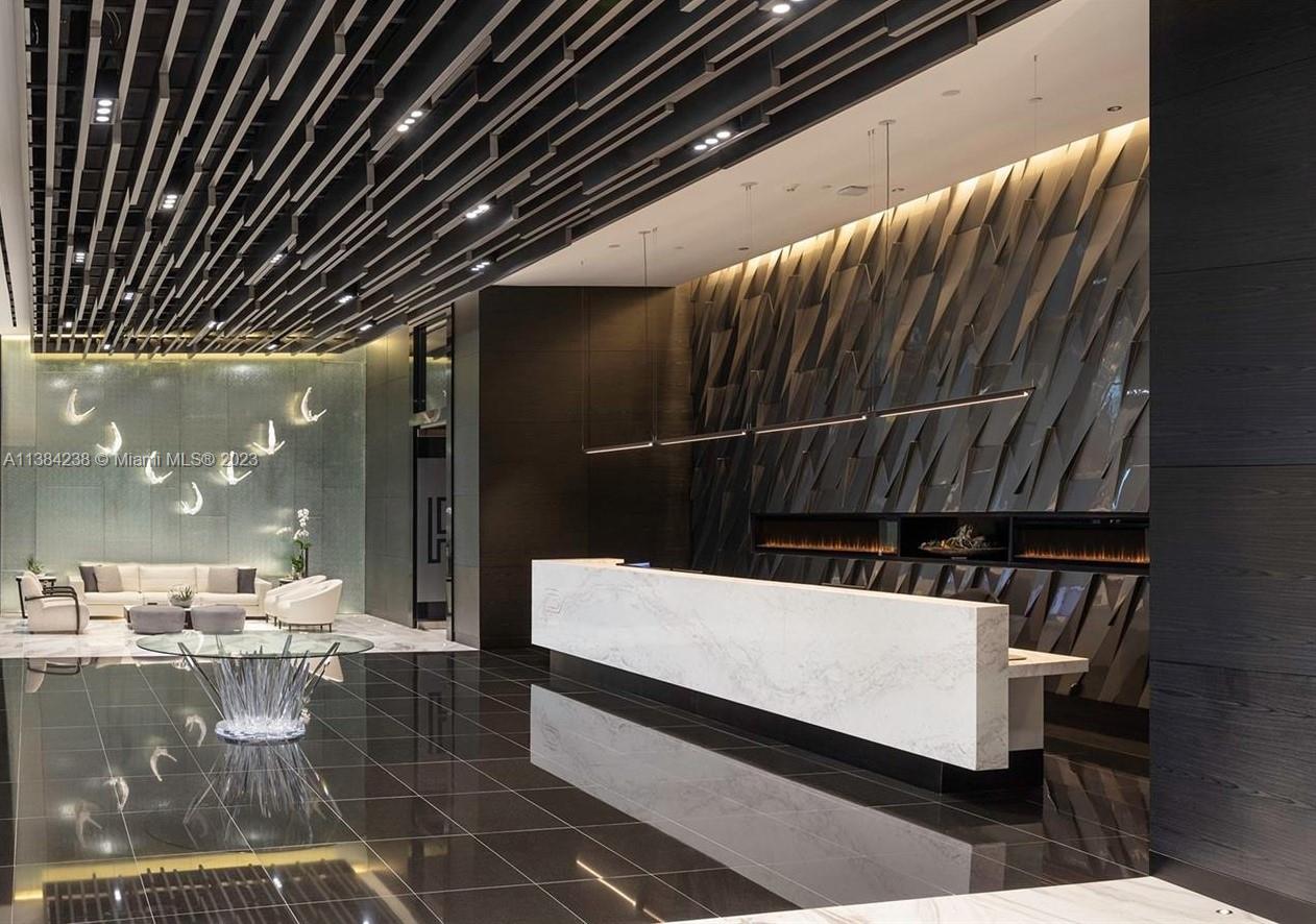 PARAMOUNT MIAMI WORLDCENT - Residential Lease