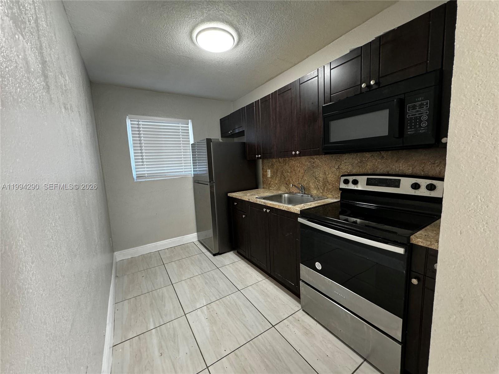IMMEDIATE MOVE-IN! NO HOA!! 2 BED 1 BATH UNIT, SPACIOUS LAYOUT WITH TILE FLOORING THROUGHOUT, UPDATED KITCHEN AND BATH. CONVENIENT LOCATION CLOSE TO SHOPPING, DINING, AND MAJOR HIGHWAYS. UNIT WON'T LAST, CALL TODAY. No minimum credit score requirement!