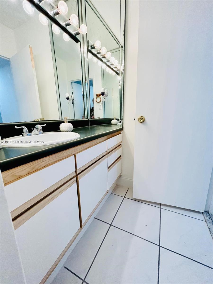THE DECOPLAGE CONDO - Residential