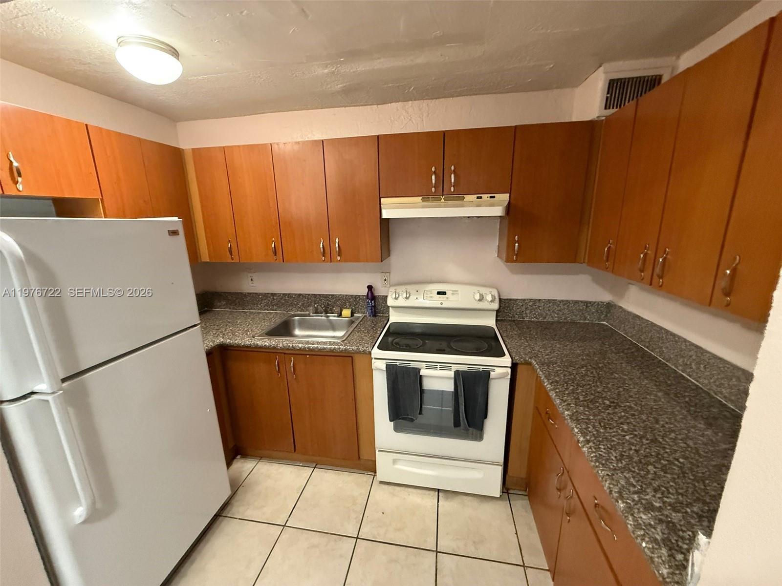 GREAT APARTMENT FOR SALE , GREAT FOR INVESTORS! 2 BEDROOMS 1 BATHROOM , UNIT JUST RENTED!  EXCELLENT LOCATION ON GRIFFIN RD ! EASY ACCESS TO I94, 441, CLOSE TO TURNPIKE. IN THE AREA YOU CAN FIND ALL YOU NEED, RESTAURANTES, SHOPPING CENTERS AND MORE, PUBLIX SUPERMARKET ACROSS THE STREET! SCHEDULE A SHOWING AND SELL IT TODAY !